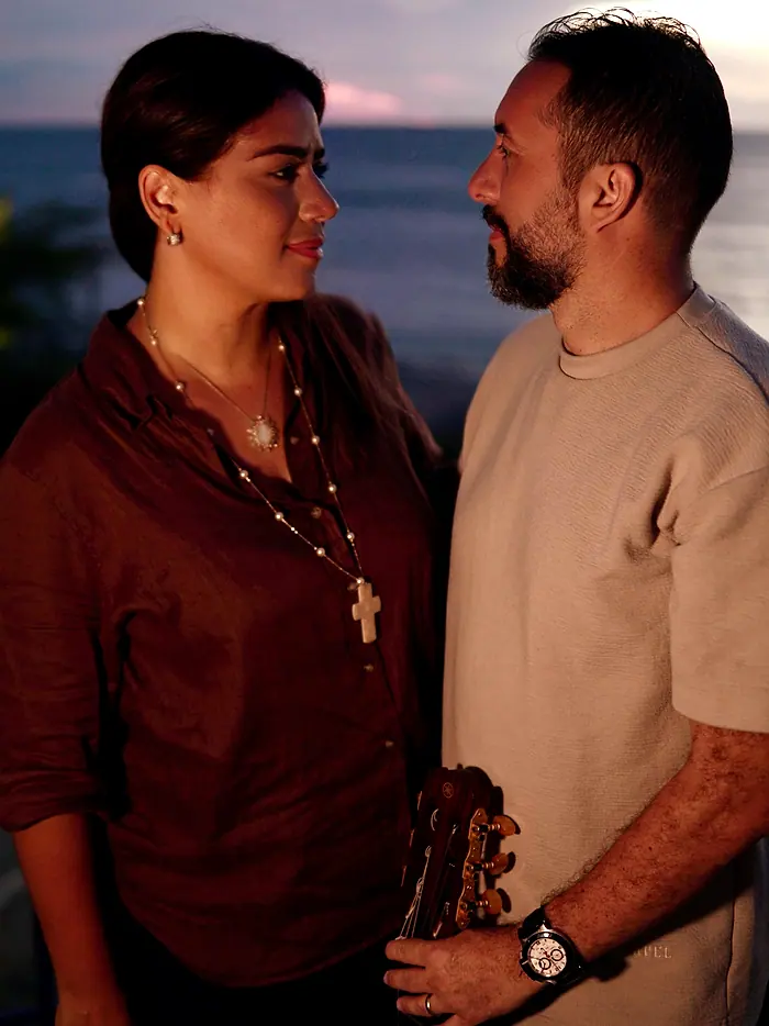 Hugo y Caro juntos al atardecer
