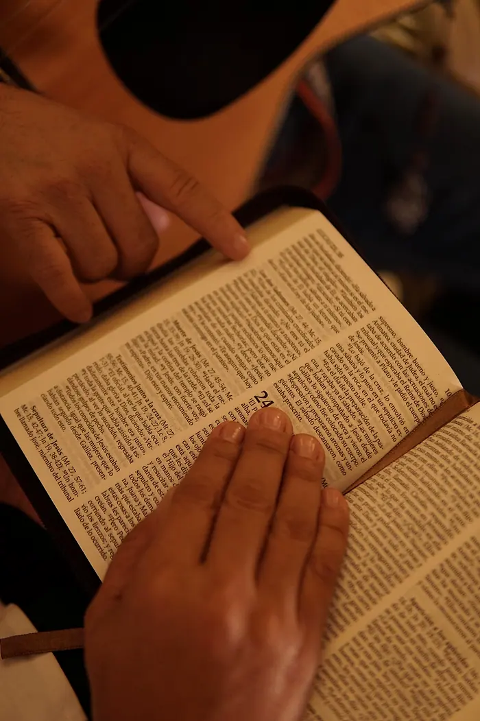 Manos sobre una Biblia abierta